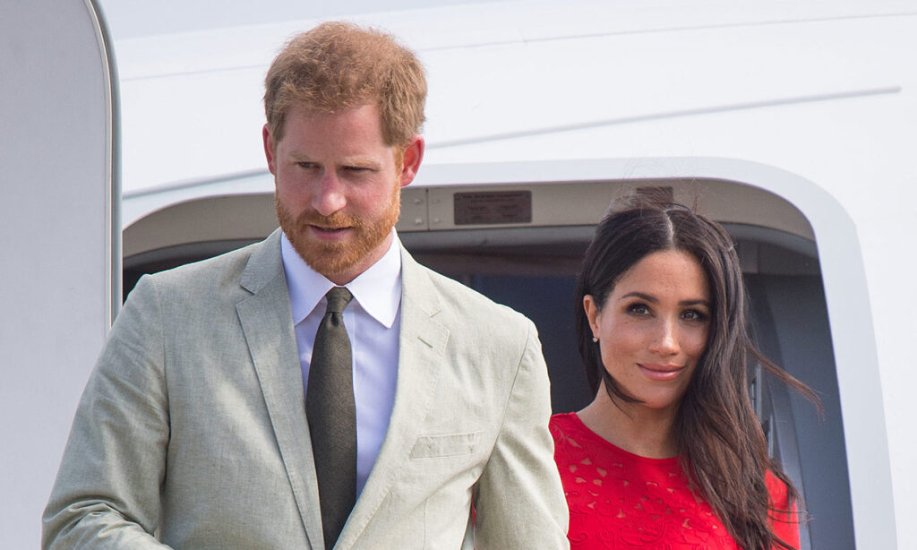 El príncipe Harry y su esposa Meghan efectuaron este jueves un discreto regreso público durante el desfile que inició el jubileo de Isabel II,