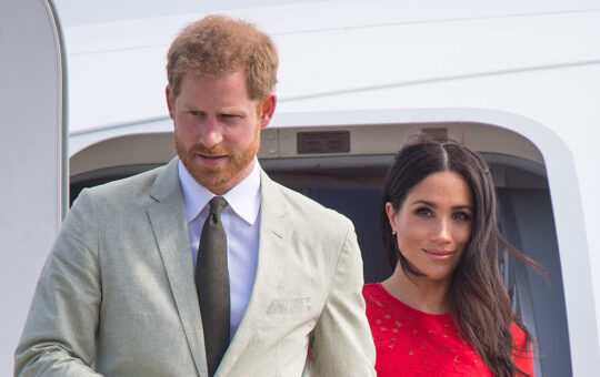 El príncipe Harry y su esposa Meghan efectuaron este jueves un discreto regreso público durante el desfile que inició el jubileo de Isabel II,