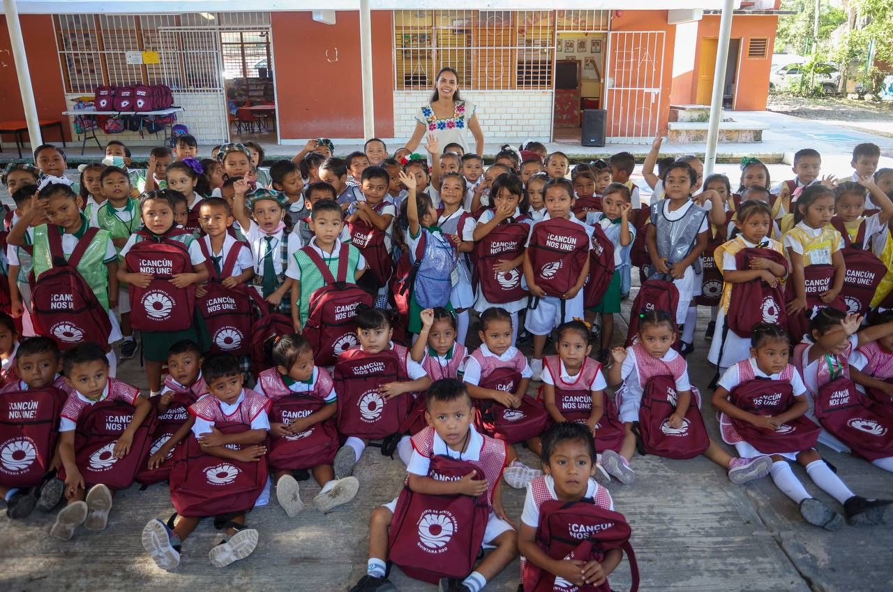 Entrega Ana Paty Peralta primeros paquetes de útiles escolares ...
